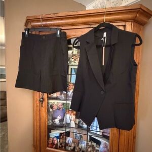 NEW NWT Medium Black Sleeveless Blazer and Shorts Set.Flat front. Elastic back.